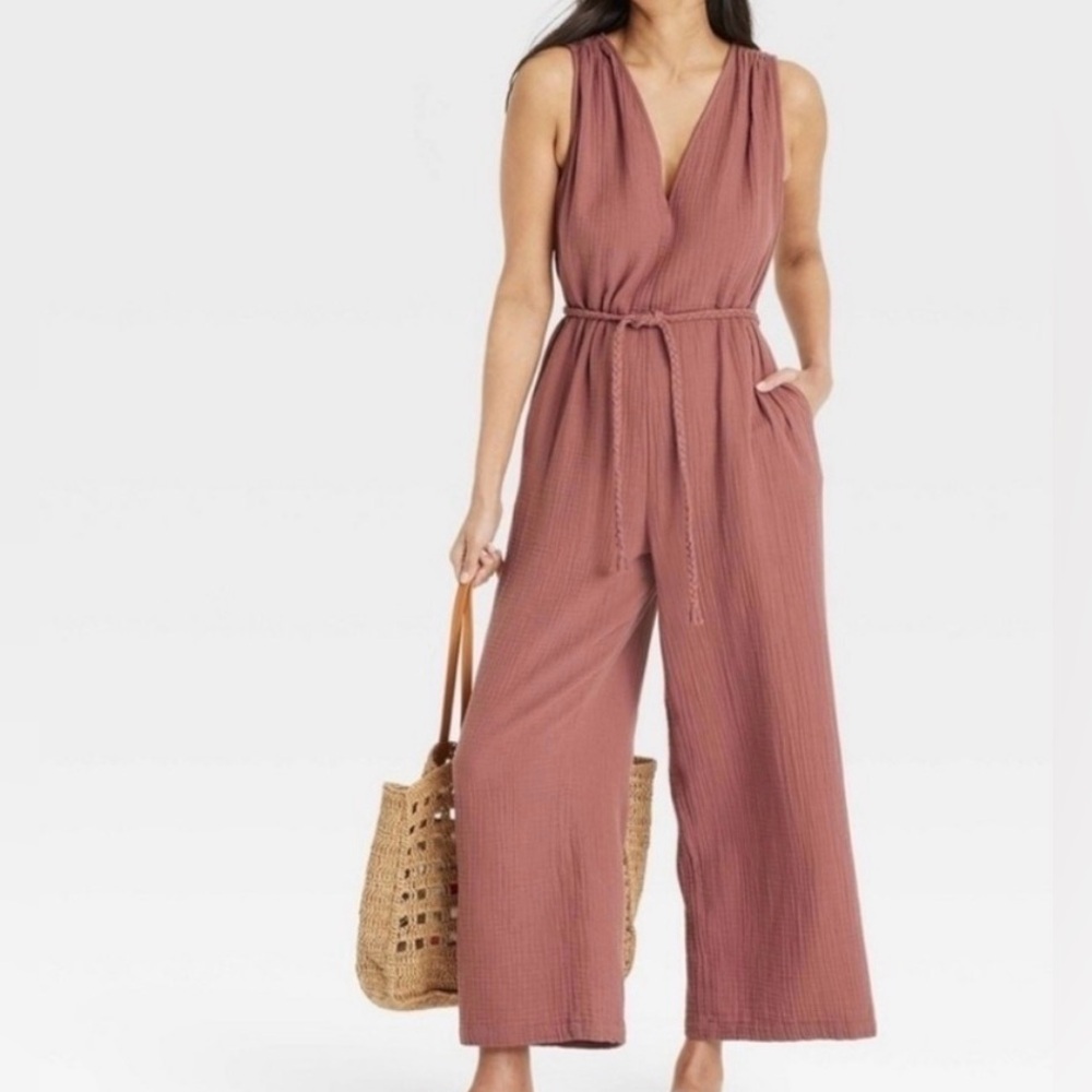 Universal Thread Sleeveless V-Neck Wide-Leg Jumpsuit with Tie Waist / Mauve Clay